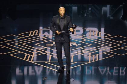 Thierry Henry con el premio The Best que ganó Lionel Messi