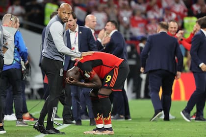 Thierry Henry consuela a Romelu Lukaku después de la eliminación de Bélgica; ahora, el francés es candidato a suceder a Bob Martínez al frente de los Diablos Rojos
