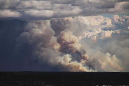 El humo sale de los incendios forestales cerca de Yellowknife, Territorios del Noroeste, Canadá. Miles de personas a las que se les ordenó huir de los incendios forestales que avanzaban en una de las ciudades más grandes del extremo norte de Canadá
