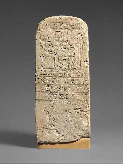 Estela de piedra caliza egipcia, fechada entre 690 y 650 a. C.
