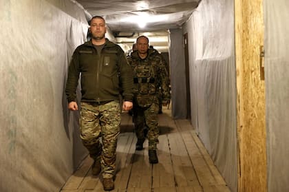 This handout photograph released on February 14, 2024 by Press service of Ukrainian Armed Forces, shows Commander-in-Chief of the Armed Forces of Ukraine Oleksandr Syrsky (R) visiting the frontline positions at an undisclosed location in eastern Ukraine. Newly appointed Ukrainian military chief said on February 14, 2024 that the situation on the front line was precarious, following a visit to positions near Avdiivka and Kupiansk. (Photo by Handout / Armed Forces of Ukraine / AFP) / RESTRICTED TO EDITORIAL USE - MANDATORY CREDIT "AFP PHOTO / Ukrainian Armed Forces" - NO MARKETING NO ADVERTISING CAMPAIGNS - DISTRIBUTED AS A SERVICE TO CLIENTS�