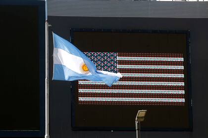 Las banderas argentina y estadounidense, unidas por el Faena Festival