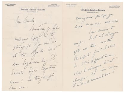 This photo shows a love letter that John F. Kennedy wrote to a Swedish paramour a few years after he married Jacqueline Bouvier, according to Boston-based RR Auction. The auction house says Kennedy wrote letters to aristocrat Gunilla von Post in 1955 and 1956, and announced, Wednesday, May 5, 2021, that they will be going up for auction. (Nikki Brickett/ RR Auction via AP)
Algunas de las cartas escritas por John F. Kennedy durante su tiempo como senador de Massachusetts, que datan de 1955 y 1956, dirigidas a Gunilla von Post.RR AUCTION