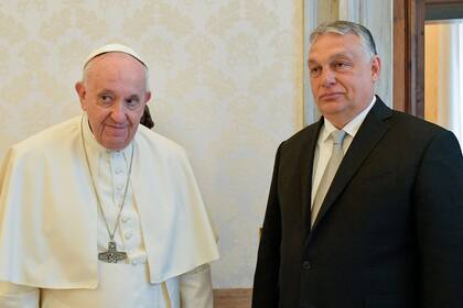 This photo taken and handout on April 21, 2022 by The Vatican Media shows  Pope Francis and Hungary's Prime Minister Viktor Orban pose upon Orban's arrival for a private audience in The Vatican. (Photo by Handout / VATICAN MEDIA / AFP) / RESTRICTED TO EDITORIAL USE - MANDATORY CREDIT "AFP PHOTO / VATICAN MEDIA" - NO MARKETING - NO ADVERTISING CAMPAIGNS - DISTRIBUTED AS A SERVICE TO CLIENTS