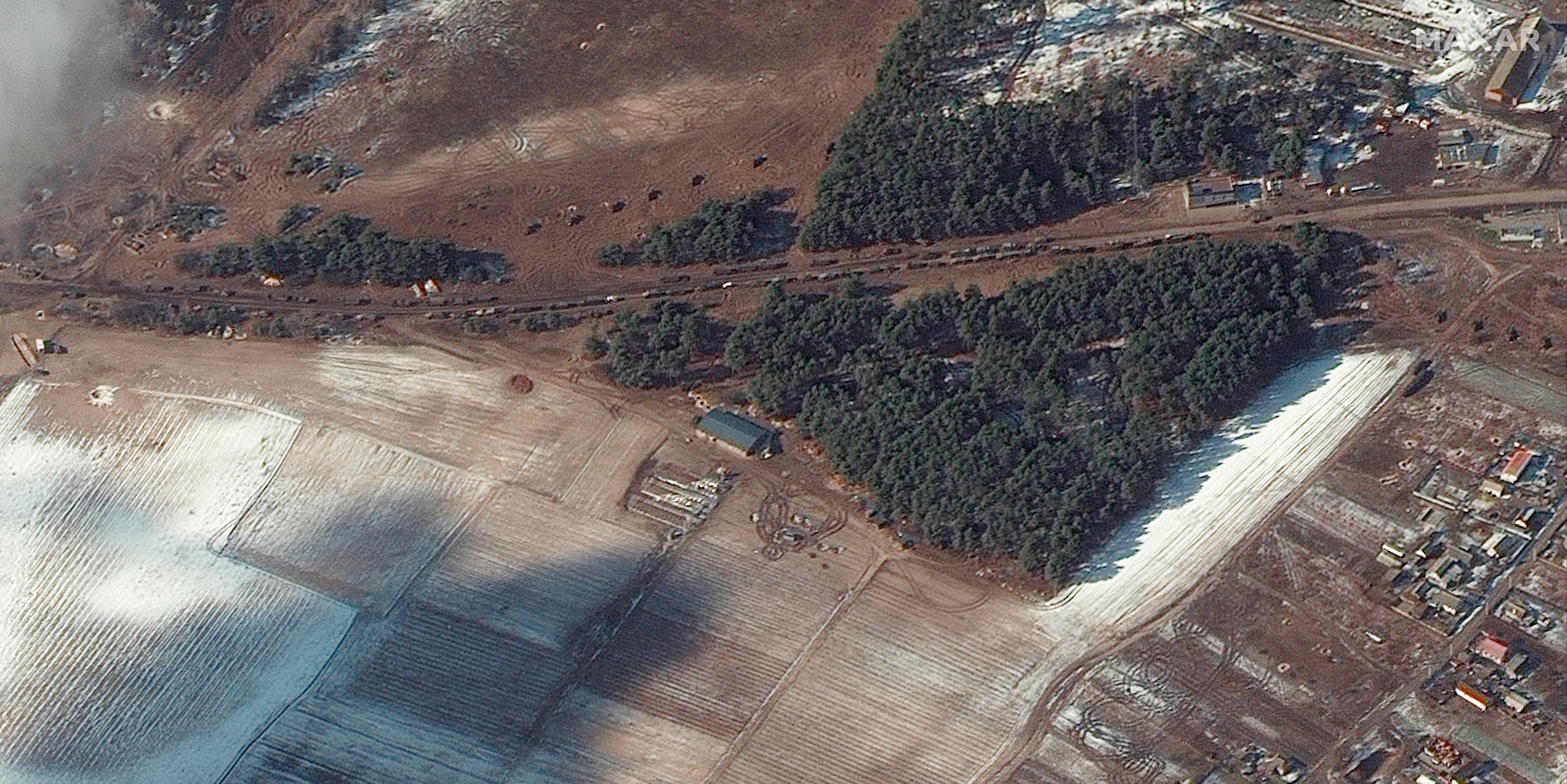 Esta imagen satelital proporcionada por Maxar Technologies muestra camiones de reabastecimiento y múltiples probables lanzacohetes en posición de disparo, en Berestyanka, Ucrania, durante la invasión rusa