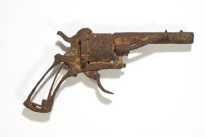 La pistola, una Lefaucheux, calibre 7 mm, habría permanecido 75 años bajo tierra