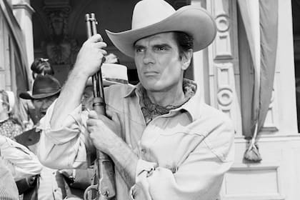 En la película "Winchester 73", de 1950, dirigida por Anthony Mann, compartió cartel con James Stewart