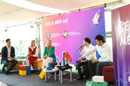 Thomás Agustín Marthi, estudiante de Ingeniería Mecánica ITBA e integrante del equipo ganador CanSat competition; Juan Agustín Martínez Haarth, estudiante de Bioingeniería Mecánica ITBA e integrante del equipo ganador CanSat competition. Planta de La Tablada.