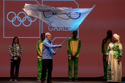 Thomas Bach, el presidente del Comité Olímpico Internacional, hace flamear la bandera olímpica en el cierre de los Juegos de la Juventud