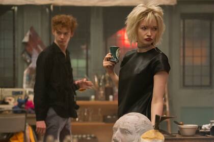 Thomas Brodie-Sangster (como Malcolm McLaren) y Talulah Riley (Vivienne Westwood), en una escena de la serie Pistol
