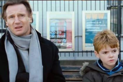 Thomas Brodie-Sangster junto a Liam Neeson en Realmente amor