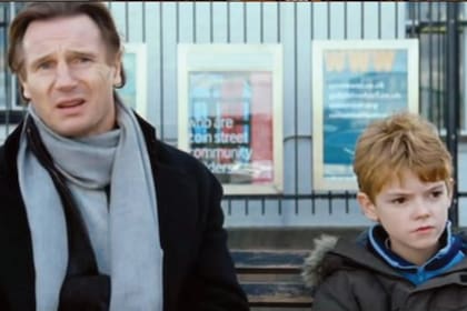 Thomas Brodie-Sangster junto a Liam Neeson, en una escena de Realmente amor