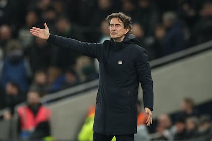 Thomas Frank, el técnico cuestionado, durante la derrota de Tottenham frente a Newcastle