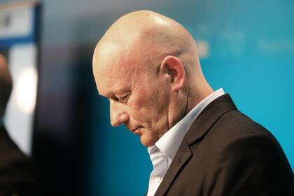 Thomas Kemmerich, el recién elegido jefe de gobierno local de Turingia y líder del grupo parlamentario del Partido Libre Democrático (FDP), asiste a una conferencia de prensa, durante la cual anunció su renuncia, luego de que el apoyo de extrema derecha a su candidatura provocó un alboroto en todo e