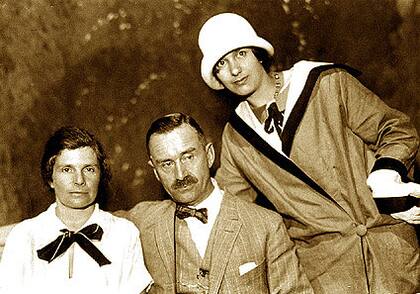 Thomas Mann entre su esposa y su hija Erika