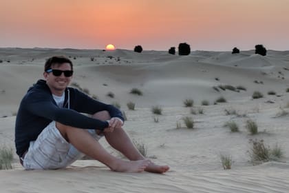 Thomas María Amaral en el desierto, en Dubai