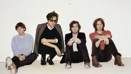 Thomas Mars (el primero de la izquierda) y sus amigos de Phoenix, la banda de pop surgida en Francia que volvió a cambiar el rumbo con su nuevo disco, Ti amo, dedicado a la cultura italiana