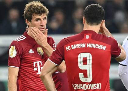 Thomas Mueller y Robert Lewandowski se miran sin encontrarle explicaciones a la dura derrota que sufrió Bayern Munich