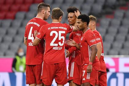 Thomas Müller y Niklas Süle saludan a Leroy Sane, quien convirtió uno de los ocho goles de Bayern en su primer partido de Bundesliga con el equipo. Además, dio dos asistencias.