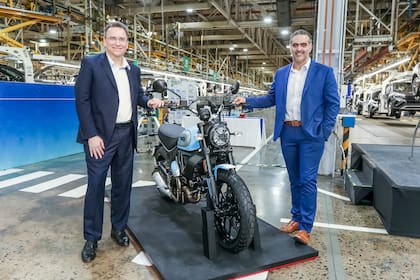 Thomas Owsianski, presidente de Volkswagen Argentina, y Pablo Di Si, presidente de Volkswagen Latinoamérica, junto a la Ducati que se ensamblará en Córdoba.