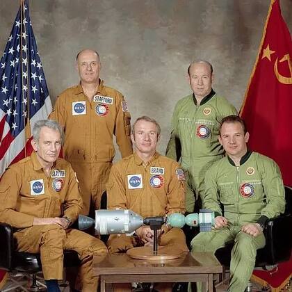 Thomas P. Stafford (de pie a la izquierda), comandante de la tripulación estadounidense; Aleksey A. Leonov (de pie a la derecha), comandante de la tripulación soviética. Sentados, de izq. a der.: Donald K. Slayton, piloto del módulo de acoplamiento de la tripulación estadounidense; Vance D. Brand, piloto del módulo de mando de la tripulación estadounidense; y Valeriy N. Kubasov, ingeniero de la tripulación soviética