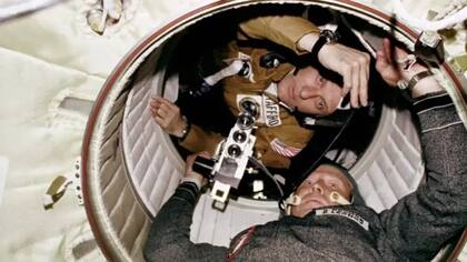 Thomas P. Stafford y Aleksey A. Leonov. Cuando los astronautas estadounidenses golpearon en la escotilla de la nave Soyuz, los soviéticos respondieron: "¿Quién está ahí?"
