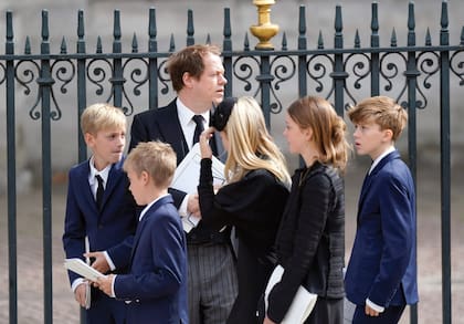 Thomas Parker-Bowls fue al funeral de Estado de Isabel II con sus hijos, Lola (15) y Freddy, y sus sobrinos, Eliza, Gus y Louis Lopes. Los cinco chicos son la adoración total de su abuela Camilla.