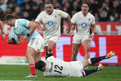 Thomas Ramos es atrapado por un tackle de Seb Atkinson; aun debilitada, Inglaterra es siempre un oponente bravo.