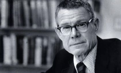 Thomas Schelling ganó el Premio de Economía Conmemorativo de Alfred Nobel por sus contribuciones al entendimiento del conflicto y la cooperación en 2005.