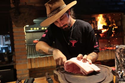 Thomas se ha convertido en uno de los cocineros más reconocidos de Praia do Rosa