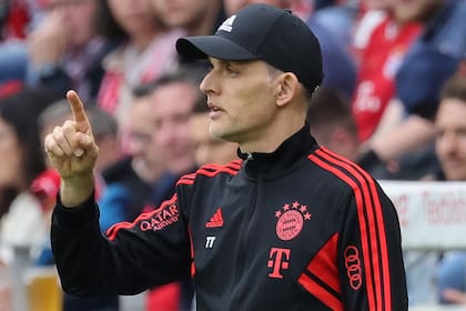 Thomas Tuchel da una indicación durante el partido que terminó en derrota de Bayern ante Mainz, su antiguo equipo