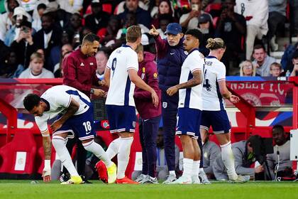 Thomas Tuchel, entrenador de Inglaterra, habla con sus futbolistas durante un partido