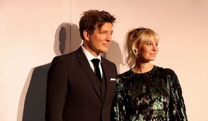 Thomas Vinterberg y su esposa, Helene Reingaard Neumann, en la última entrega de los Globo de Oro