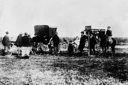 Thomas y Ernest Gibson con peones. Estancia "Los Yngleses". Ambrotipo. Circa 1860. George Corbett (atribuido)