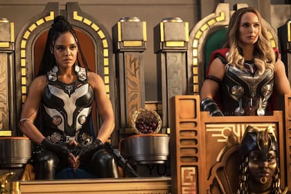 Thompsom junto a Natalie Portman en una escena de Thor: Amor y trueno