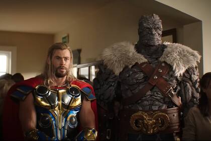 Thor (Chris Hemsworth) y Korg (Taika Waititi), en una secuencia de Thor: amor y trueno