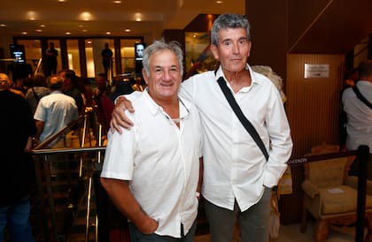 Thorry Palenzuela y Miguel Ángel Cherutti, expectantes ante el arranque de la temporada. Los humoristas suelen esperar a los espectadores en la puerta de su teatro ubicado en plena peatonal Rivadavia
