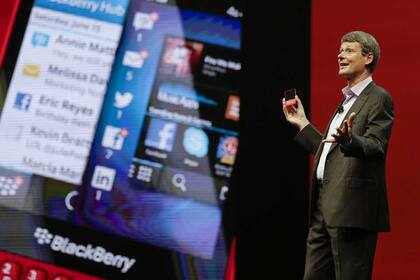 Thorsten Heins, CEO de BlackBerry, con el nuevo modelo Q5, con el sistema operativo BB10