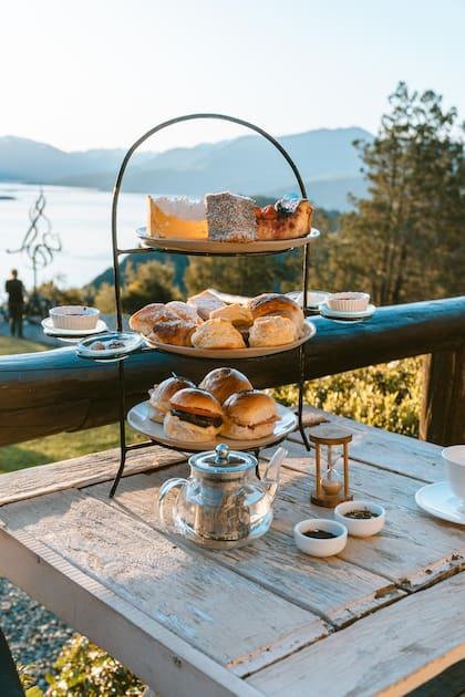 Three Tiers & Tea, una degustación que mantiene vivo el protocolo de los antiguos té ingleses, con vista al Lácar.