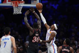 Thunder aplasta a unos 76ers diezmados y encadena su 12da. victoria seguida