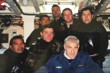 Tibaldi posa junto a buzos tácticos de escape del Submarino San Juan en 2003