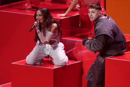 Tiago PZK desembarcó en la entrega de premios como invitado de la cantante brasileña Anitta, con quien subió al escenario para cantar "Alegría". La canción es obra de Anitta en colaboración con Tiago PZK y otra argentina: Emilia Mernes