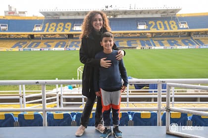 Tiago y Sabrina, en 2018, el día que conocieron el Gigante de Arroyito