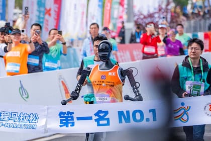 Tiangong Ultra, un robot humanoide, cruza la meta y se lleva el primer puesto en la Media Maratón de Beijing E-Town y la Media Maratón de Robots Humanoides.