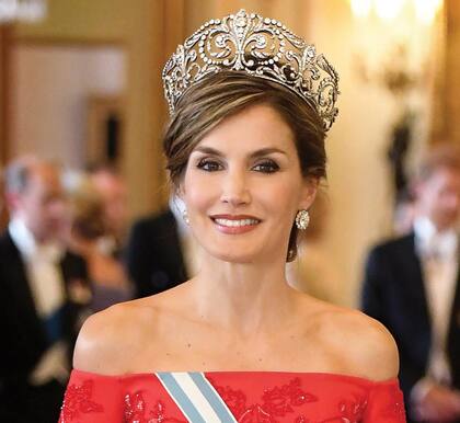 TIARA DE LIS. Se la puso por primera vez en 2017, durante la visita de Mauricio Macri. La pieza, realizada en platino y brillantes, es la más importante del joyero real:representa flores de lis, emblema de la heráldica de los Borbones. Es un regalo de Alfonso XII a la reina Victoria Eugenia.