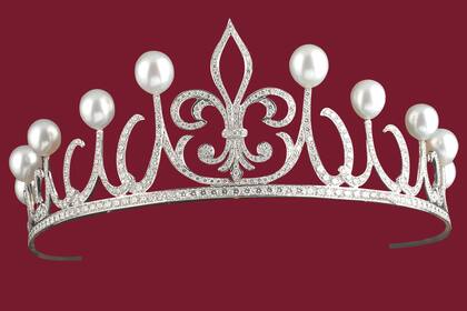 DIADEMA PRINCESA. Regalo de su marido, el rey Felipe, quiso estrenarla en el cumpleaños número 75 de la reina Margarita de Dinamarca, en 2015. Los joyeros reales la enviaron a palacio en 2006. Lleva 450 diamantes talla brillante y cinco pares de perfectas perlas australianas.