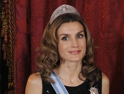TIARA PRUSIANA. La primera vez que la lució fue en su boda con Felipe VI. También la reina Sofía la usó en sus nupcias (perteneció a su abuela). En la actualidad es una de las favoritas de Letizia; de hecho la usó tanto cuando era princesa de Asturias como en sus días reina.