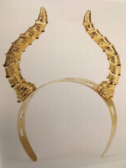 Tiara realizada en oro por Leonor Fini, exhibida en Didier Ltd.
