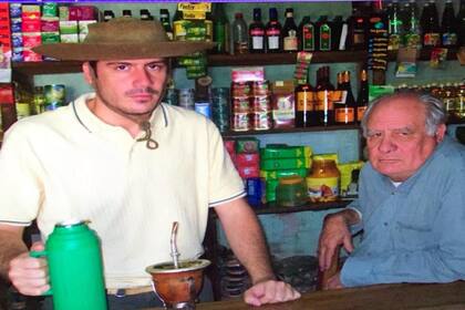 Tiempo atrás, Fabricio Vargas y su padre en el mostrador del almacén