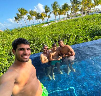 "Tiempo de calidad", escribió Alcaraz en un posteo sobre el descanso que se tomó en marzo pasado tras sentirse cansado y perder rápidamente en Miami; en la foto, en México, con su padre y hermanos